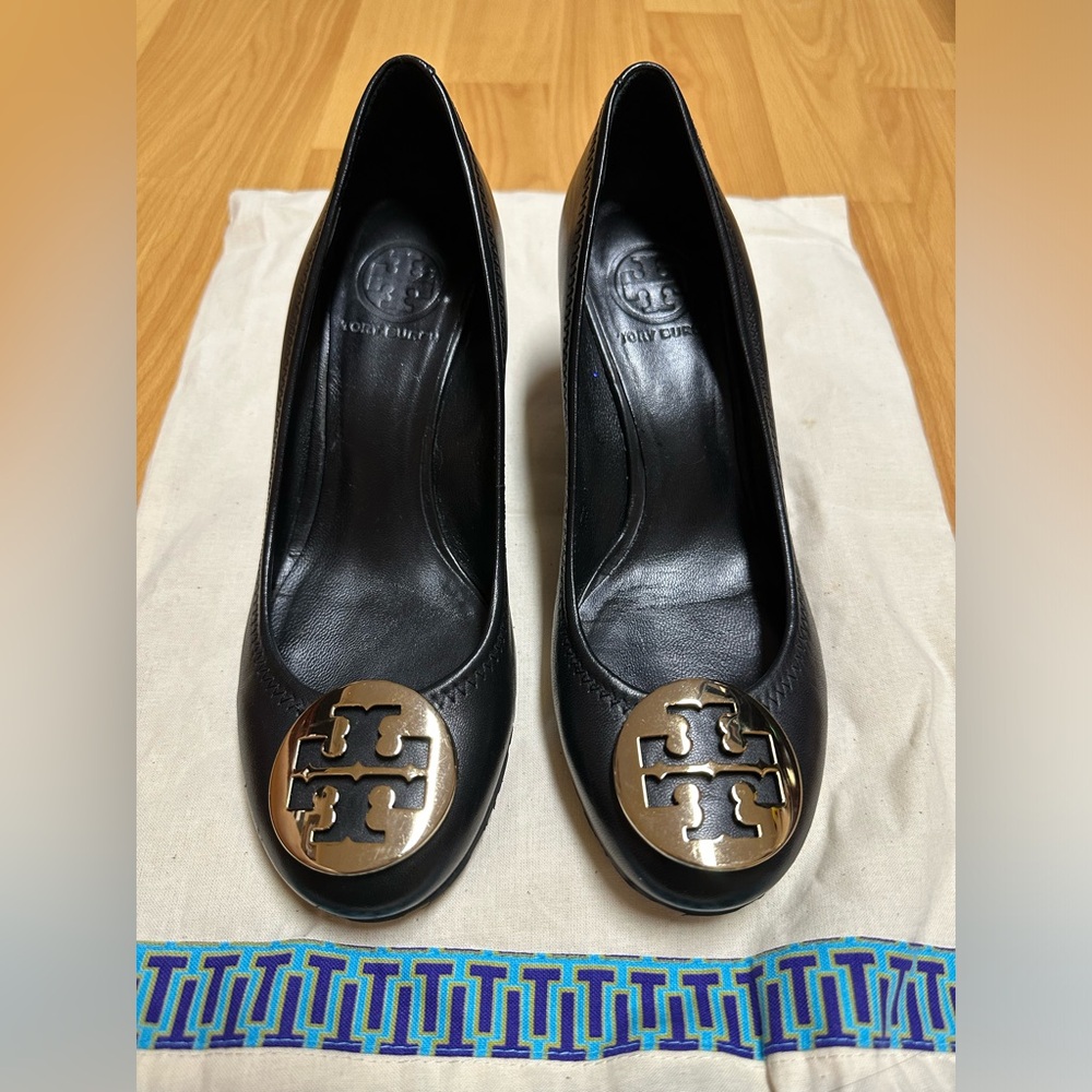 Tory Burch Sophie Gold Logo Details Wedge Heel in Black Size 7.5M